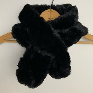 NWOT✨ Black Faux Fur Scarf